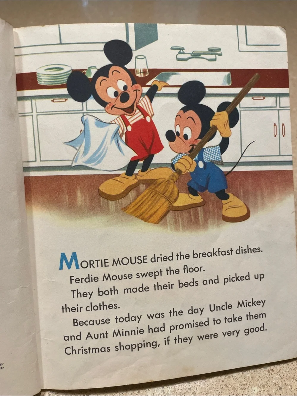 Walt Disney Mickey Mouse Goes Christmas Shopping - Red & Green Cover